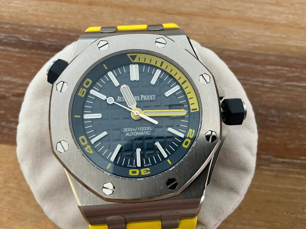 Audemars Piguet Royal Oak Offshore Diver Beautiful Blue/Yellow watch - Image 2