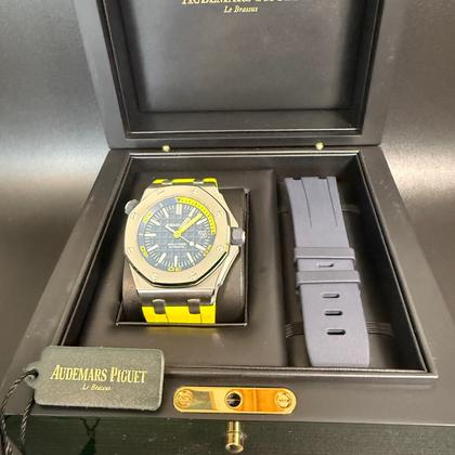 Audemars Piguet Royal Oak Offshore Diver Beautiful Blue/Yellow watch - Image 4